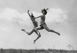 Madame d'Ora, Die Tänzerinnen Gisa Geert und Ilka Zezulak im Schlosspark Schönbrunn bei Wien, Fotografie, 1928. Quelle: Griffelkunst