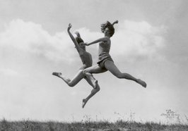 Madame d'Ora, Die Tänzerinnen Gisa Geert und Ilka Zezulak im Schlosspark Schönbrunn bei Wien, Fotografie, 1928. Quelle: Griffelkunst