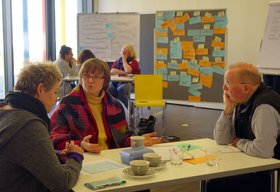 Intensive Gespräche zwischen Teilnehmerinnen und Teilnehmern. Foto: Stadt Oldenburg