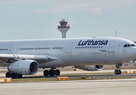 An der Flugzeugnase des Airbus A330-300 der Lufthansa ist der Name „Oldenburg“ gut zu lesen. Foto: Lufthansa Group