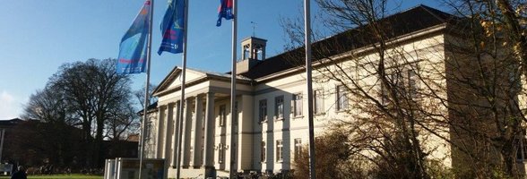 Aktions-Flaggen vor dem PFL. Foto: Stadt Oldenburg