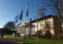 Aktions-Flaggen vor dem PFL. Foto: Stadt Oldenburg