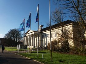 Fahnen vor dem PFL. Foto: Stadt Oldenburg Fahnen vor dem PFL. Foto: Stadt Oldenburg