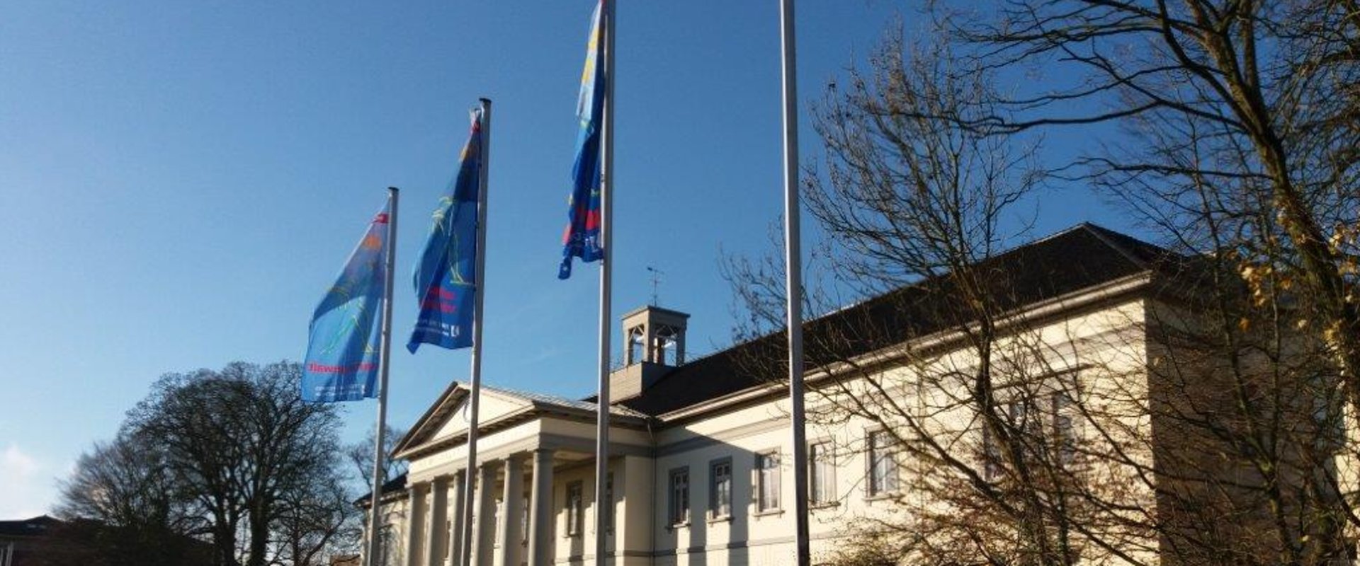Fahnen gegen Gewalt an Frauen vor dem PFL. Foto: Stadt Oldenburg