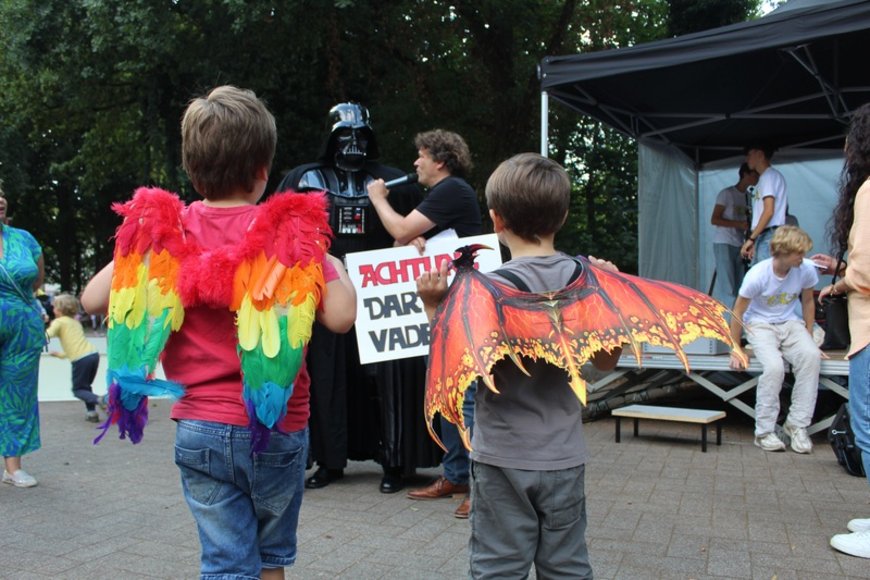 Darth Vader steht Rede und Antwort. Die Engel hören kritisch zu. Foto: Sonja Deuling