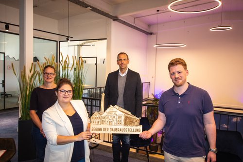 Franziska Boegehold-Gude und Lemya Demirkapi vom Stadtmuseum stellten mit Christian Hoch und Marcel Schwarting vom Glaswerk die neue Dauerausstellung zur Oldenburgischen Glashütte vor. Foto: Glaswerk