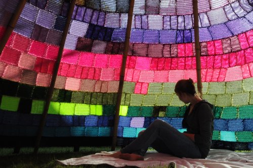 Gehäkelt und gestrickt: 1.200 Quadrate ergeben als großes Ganzes ein Tipi.
