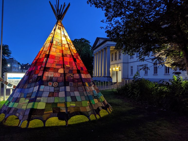 Das Tipi vor dem beleuchteten PFL. Foto: Stadt Oldenburg