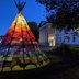 Vorschau: Das Tipi vor dem beleuchteten PFL. Foto: Stadt Oldenburg