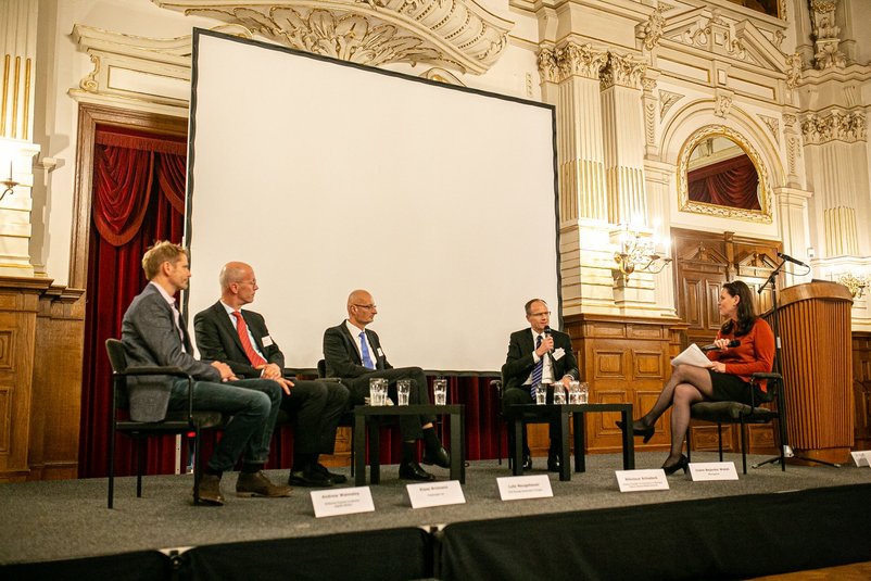 Teilnehmerinnen und Teilnehmer der Podiumsdiskussion. Foto: LUKAS LEHMANN PHOTOGRAPHY