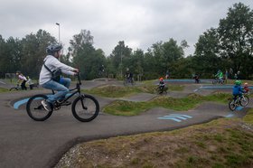Kinder fahren mit ihren Rädern über den Pumptrack in Kreyenbrück. Foto: Sascha Stüber