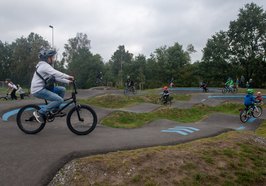 Kinder fahren mit ihren Rädern über den Pumptrack in Kreyenbrück. Foto: Sascha Stüber
