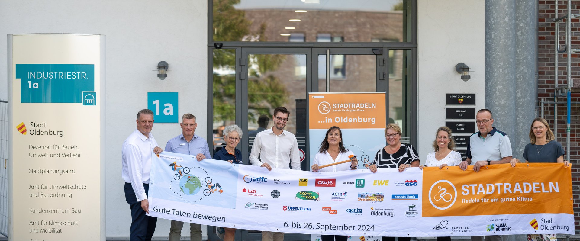 Teilnehmende mit Banner bei der Auftaktveranstaltung zum Start von STADTRADELN in Oldenburg. Foto: Sascha Stüber