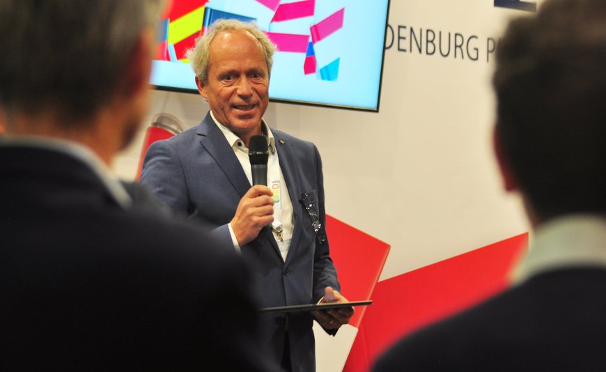 Ralph Wilken, Leiter der Wirtschaftsförderung Oldenburg, begrüßt während der Messe die Besucherinnen und Besucher des No(o)rd Pleins. Foto: EDR, Mario Rauch