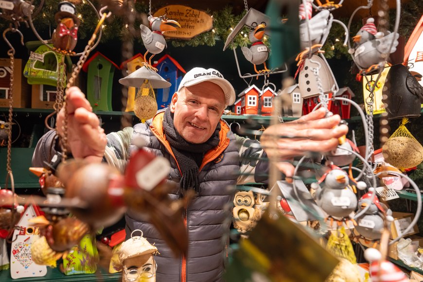 Stand mit Futtereulen und Nistkästen auf dem Lamberti-Markt 2024. Foto: Sascha Stüber
