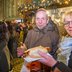 Vorschau: Besuchende mit Bratwurst auf dem Lamberti-Markt 2025. Foto: Sascha Stüber
