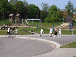 Spielende Kinder auf neuem Spielplatz. Foto: Stadt Oldenburg