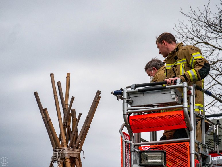 Die Feuerwehrmänner schauen sich das Problem von oben an. Foto: David Bernhardt