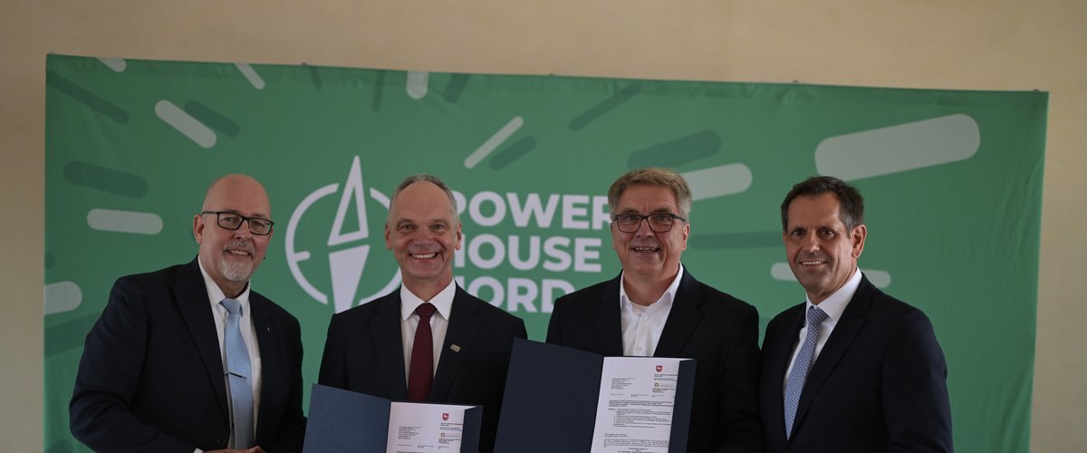 Bei der Förderbescheid-Übergabe: (von links) Kai Stührenberg, Staatsrat des Landes Bremen, Uni-Präsident Ralph Bruder, Oberbürgermeister Jürgen Krogmann und Ministerpräsident Olaf Lies. Foto: Mohssen Assanimoghaddam