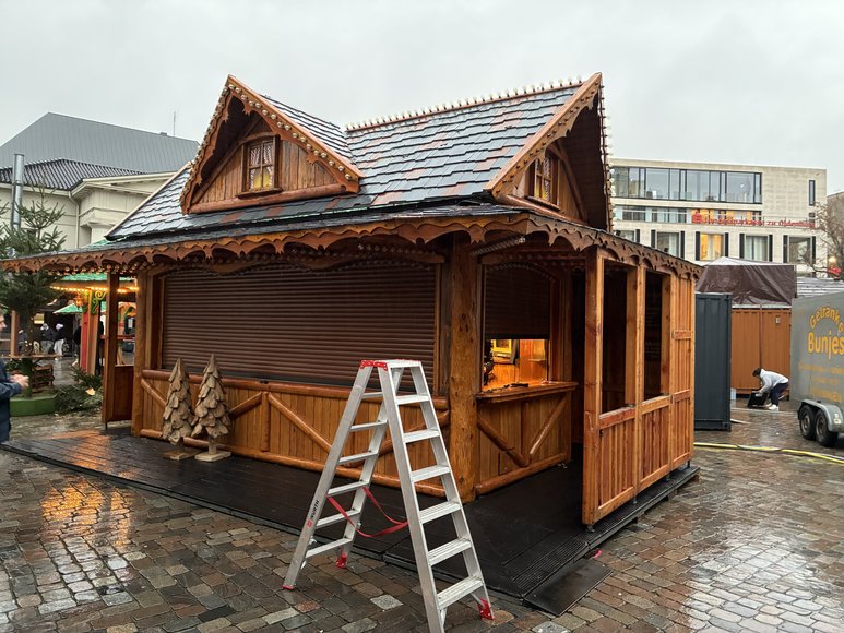 Stadt Oldenburg Van der Veens kleines Steakhaus beim Aufbau auf dem Lamberti-Markt am 19. November 2025. Foto: Stadt Oldenburg