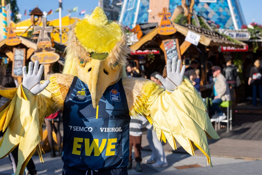 HUBIRD von den EWE Baskets Oldenburg bei der Kramermarkt-Parade 2026. Foto: Sascha Stüber