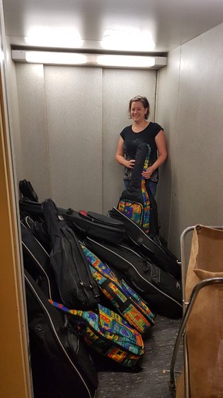 Gerke Jürgens transportiert Leihgitarren aus dem Keller der Leo-Trepp-Straße mit dem Aufzug. Foto: Stadt Oldenburg
