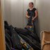 Vorschau: Gerke Jürgens transportiert Leihgitarren aus dem Keller der Leo-Trepp-Straße mit dem Aufzug. Foto: Stadt Oldenburg