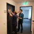 Vorschau: Holger Denckmann und Philipp Schlüchtermann bringen Raumnummern zur Orientierung für das Umzugsunternehmen an. Foto: Stadt Oldenburg
