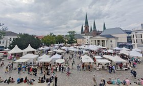 Blick auf die Ausstellungsstände des Keramikmarktes auf dem Schlossplatz. Foto: Werkschule e.V., Markus Hibbeler 