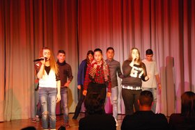 Jugendliche aus der Sprachlernklasse der OBS Eversten bei ihrer Performance. Stadt Oldenburg