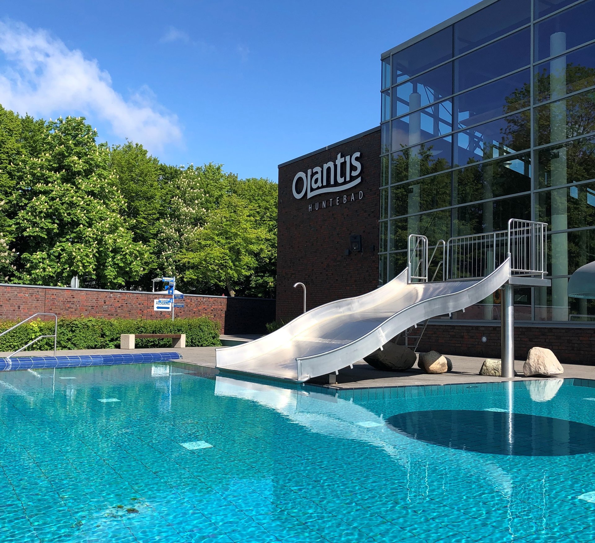 Becken mit Rutsche im OLantis Freibad. Foto: OLantis