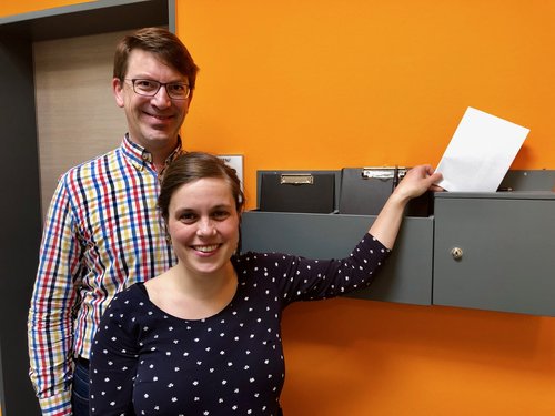 Hier können die Fragebögen eingeworfen werden: Annika Baum und Dr. Walter Götte freuen sich im Gesundheitsamt über die Rückmeldungen von Eltern. Foto: Stadt Oldenburg