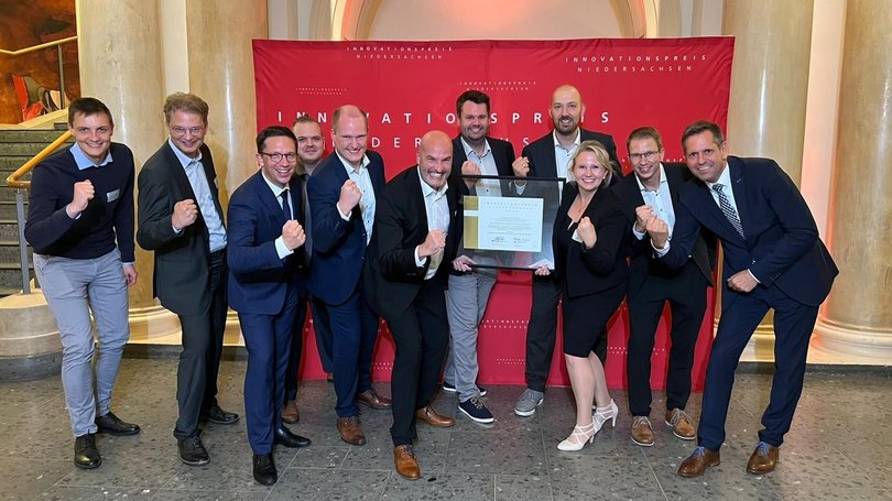 SWMS-Geschäftsführer Lars Windels (Mitte) freut sich mit dem Projektteam, den Innovationspreis von Minister Olaf Lies (rechts) erhalten zu haben. Foto: DLR – Institut für Systemleichtbau