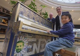 Der elfjährige Dominic Chen spielte als Erster auf dem Piano in den Schlosshöfen. Oberbürgermeister Jürgen Krogmann und Center-Manager Stefan Tenk (links) waren begeistert. Konterfei und Unterschrift von Klaas Heufer-Umlauf zieren das Instrument. Foto: Sascha Stüber 