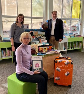 Oberbürgermeister Jürgen Krogmann, Heike Janssen und Wiebke Oncken mit dem Medienkoffer. Foto: Stadt Oldenburg