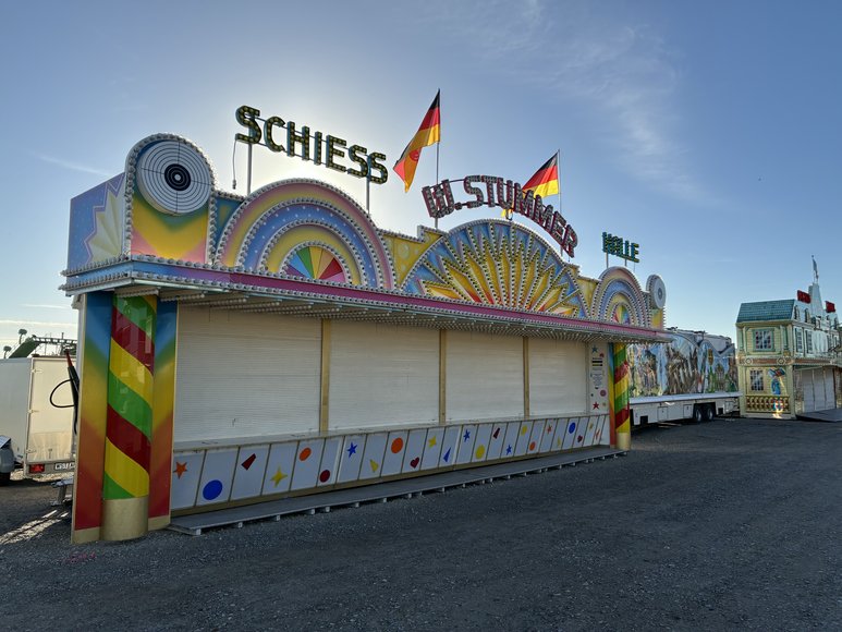 Der Schießwagen „Schiess-Halle“ beim Aufbau am 25. September 2026. Foto: Stadt Oldenburg