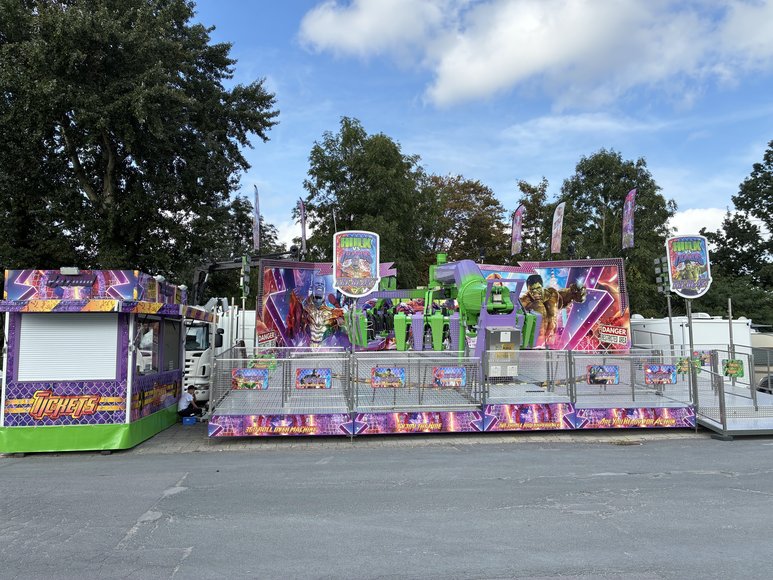 Das Überkopf-Fahrgeschäft „The Beast“ beim Aufbau am 26. September 2026. Foto: Stadt Oldenburg