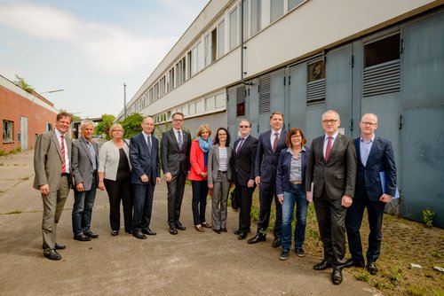 Nahmen an der Besichtigung des ACC.-Geländes teil: (von links): Klaus Wegling, Joachim Guttek, Elke Wicherts, Prof. Dr. Dr. Hans-Michael Piper, Dr. Dirk Tenzer, Gabriele Nießen, Dr. Constanze Kathan-Selck, Armin Sülberg, Jürgen Krogmann, Dagmar Sachse Nahmen an der Besichtigung des ACC.-Geländes teil: (von links): Klaus Wegling, Joachim Guttek, Elke Wicherts, Prof. Dr. Dr. Hans-Michael Piper, Dr. Dirk Tenzer, Gabriele Nießen, Dr. Constanze Kathan-Selck, Armin Sülberg, Jürgen Krogmann, Dagmar Sachse