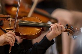 Kind mit Geige. Foto: Jan Goraj