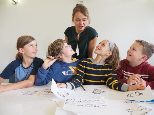 Bilderbuchautorin und –illustratorin Nadia Budde inmitten der Bürgeresch-Kinder. Foto: KIBUM