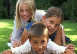 Drei Kinder. Foto: hofschlaeger/Pixelio