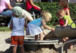 Kleine Kinder spielen im Sand. Foto: knipseline/pixelio