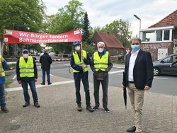 Oberbürgermeister Jürgen Krogmann vor Ort am Bahnübergang Am Stadtrand. Foto: Stadt Oldenburg