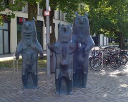 Die Plastik „Drei Bären“ von Paul Halbhuber wurde von Fachpersonal gereinigt. Foto: Stadt Oldenburg