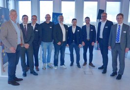 Organisatoren und Referenten beim USA-Wirtschaftstag 2025 (von links): Olaf Hemker, Brandon Bohrn, Christoph Doerr, Daniel Kraft, Michael Weigel-Jech, Erkul Basaran, Joshua Hirneiß, Jürgen Krogmann und Jan Müller. Foto: Stadt Oldenburg