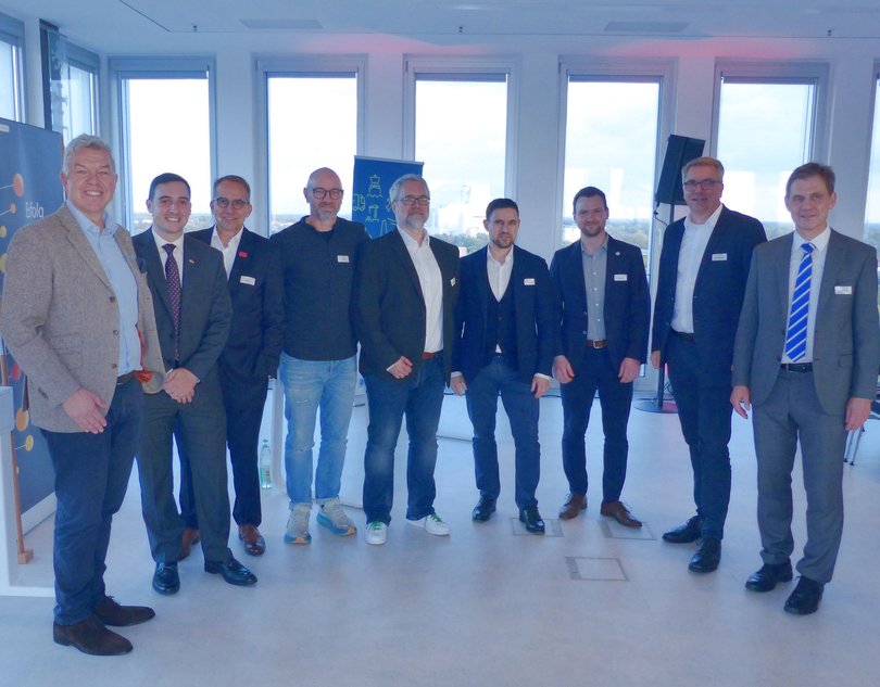 Organisatoren und Referenten beim USA-Wirtschaftstag 2025 (von links): Olaf Hemker, Brandon Bohrn, Christoph Doerr, Daniel Kraft, Michael Weigel-Jech, Erkul Basaran, Joshua Hirneiß, Jürgen Krogmann und Jan Müller. Foto: Stadt Oldenburg Organisatoren und Referenten beim USA-Wirtschaftstag 2025 (von links): Olaf Hemker, Brandon Bohrn, Christoph Doerr, Daniel Kraft, Michael Weigel-Jech, Erkul Basaran, Joshua Hirneiß, Jürgen Krogmann und Jan Müller. Foto: Stadt Oldenburg