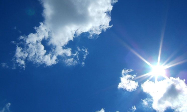 Blauer Himmel, kleine Wolken und die Sonne. Foto: Torsten Lohse/Pixelio.de