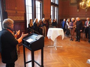 Bürgermeisterin Germaid Eilers-Dörfler begrüßt die Besucher im Großen Sitzungssaal des Rathauses. Foto: Anja Czibulinski Bürgermeisterin Germaid Eilers-Dörfler begrüßt die Besucherinnen und Besucher im Großen Sitzungssaal des Rathauses. Foto: Anja Czibulinski