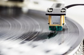 Eine Nahaufnahme einer Schallplatte auf der ein Tonarm liegt. Bild: Bernd Casper