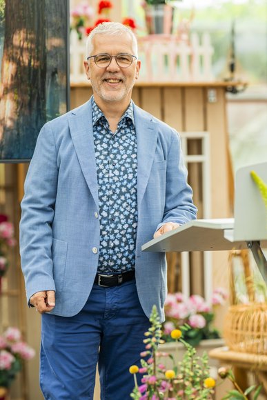Rainer Ostmann, Inhaber und Geschäftsführer Blumen Ostmann, heißt die Gäste in seinem Gartencenter willkommen. Foto: Imke Folkerts